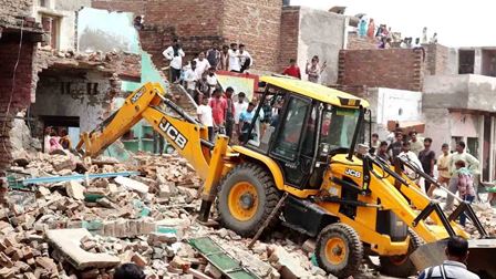 /delhi-ki-majdoor-bastiyon-mein-chala-government-ka-buldozar