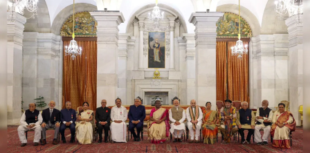 /ghode-ki-dum-badhegi-to-apani-hi-makkhiyaan-udaaegaa