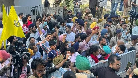 /punjab-university-ki-swayttata-par-hamala